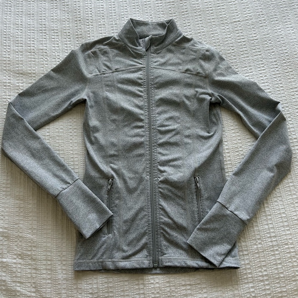 Saski defined jacket in size small colour grey.